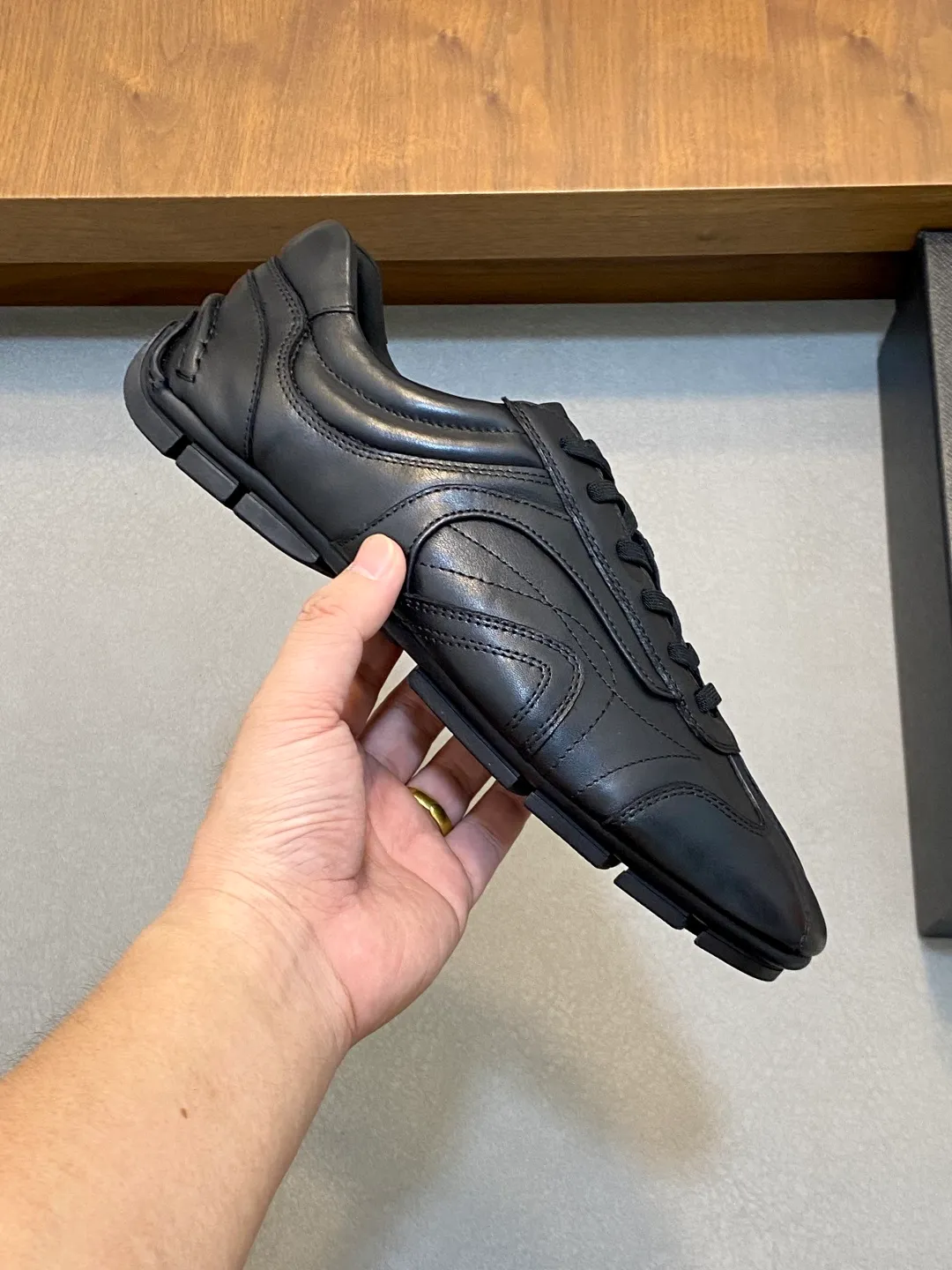 Men's Men's Shoes 💰800 Prada/Prada Men's Leather Casual Sports Shoes, a hot product made in Guangzhou! Made of imported calfskin splicing upper, three-dimensional geometric segmentation, precision manufacturing, uniform stitching, leather texture at a glance, multi-color splicing, fashionable and generous, soft, comfortable and breathable, decorated with PRADA letter logo on the outside, classic letter logo on the tongue, fabric strap on the heel, P family's classic sports shoe type, with fabric lining, silver logo cowhide foot pads, and P family's exclusive rubber outsole. The details are carefully crafted, making it a versatile item for travel! Comes with original box and dust bag! Multiple colors available! Size: 39-40-41-42-43-44 standard leather shoe size (38, 45 customized ¥)